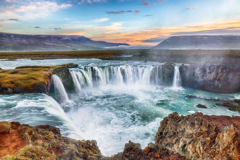 Ein großer Wasserfall inmitten einer weiten Landschaft