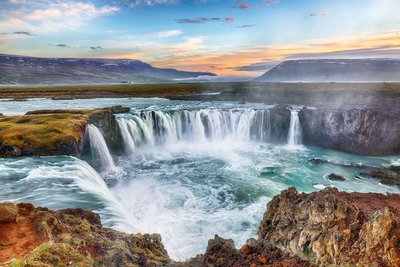 Ein großer Wasserfall inmitten einer weiten Landschaft
