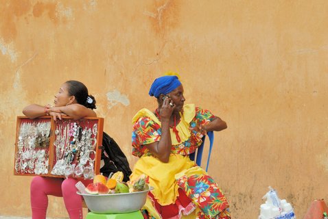 Zwei Frauen verkaufen Schmuck und Obst in Cartagena