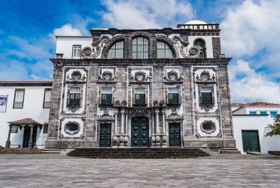 Ein Museum mit einer barocken Fassade