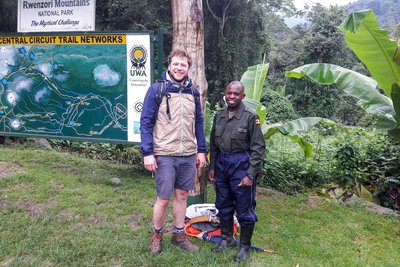 Reisegestalter Marcus Schneider auf Wanderung in Uganda.