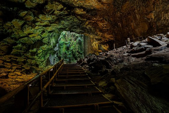 Einblick in eine Vulkanhöhle auf den Azoren