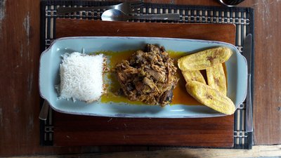 Ein Teller mit regionalem Essen auf São Tomé e Príncipe 