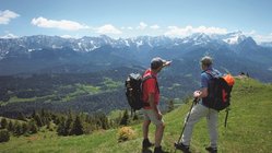 Ausblick zum Staunen: das Wettersteingebirge mit der Zugspitze (rechts) Zwei Wanderer blicken auf die Zugspitze