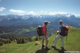 Zwei Wanderer blicken auf die Zugspitze