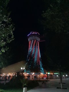 Ein futuristisch beleuchteter Turm in Bukhara, Usbekistan