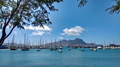 Viele Segelboote liegen im Hafen von Mindelo auf den Kapverden