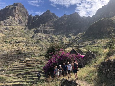 Wanderer laufen durch das Gebirge von Santo Antão auf den Kapverden