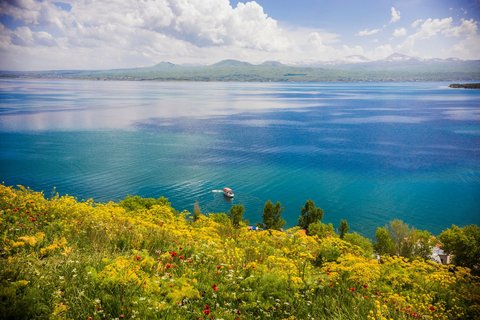 Ein großer See mit türkisem Wasser in Armenien