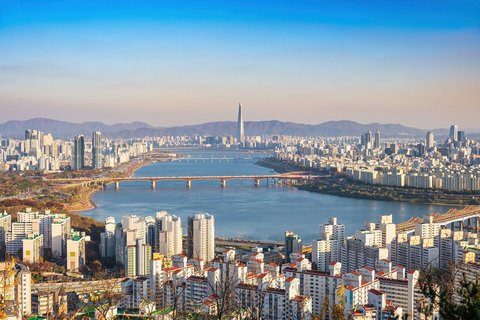 Das Bild zeigt den Hangang Fluss bei gutem Wetter in der Metropole Seoul mit Blick auf den Seoul Tower.