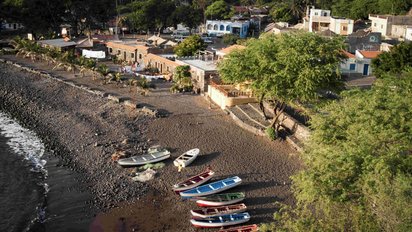 Bunte Boote am Strand einer kleiner Bucht auf den Kapverden.