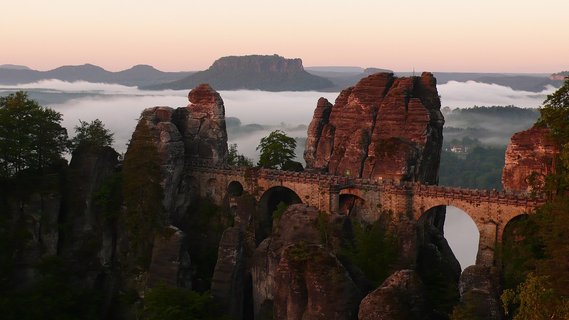 Ausblick auf eine steinerne Brücke im Elbsandsteingebirge