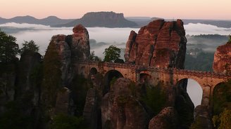 Aussicht auf die Basteibrücke in der Sächsischen Schweiz in Deutschland Ausblick auf eine steinerne Brücke im Elbsandsteingebirge