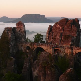 Ausblick auf eine steinerne Brücke im Elbsandsteingebirge