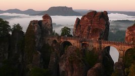 Ausblick auf eine steinerne Brücke im Elbsandsteingebirge