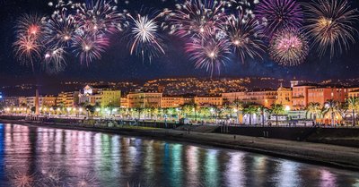 Feuerwerk über Nizza an Silvester Feuerwerk über einer mediterranen Stadt am Meer