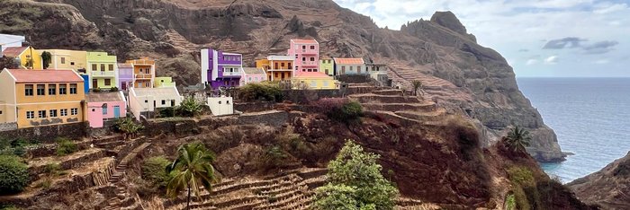 Panoramablick auf das bunte Stadtviertel Fontainhas mitten in den Bergen auf den Kapverden.