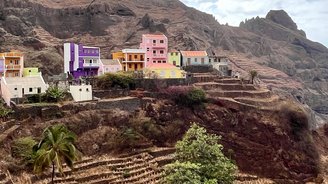 Panoramablick auf das bunte Stadtviertel Fontainhas mitten in den Bergen auf den Kapverden.