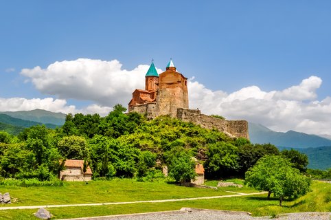 Die Kathedrale steht erhöht auf einem Hügel mit Bäumen