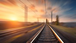 Reisen per Bahn durch Deutschland und Europa Fahrender Zug mit frontalem Blick auf die Gleise