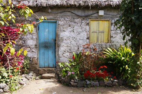 Wohnhaus aus Stein mit blauer Tür und gelben Fensterläden auf den Kapverden.