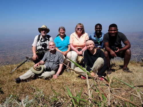 Die Reisegruppe mit Ausblick in die Ferne im Hintergrund