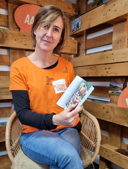 Kathleen Becker stellt ihren Reiseführer vor Eine Frau präsentiert ihr Buch