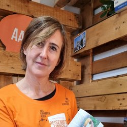 Eine Frau präsentiert ihr Buch