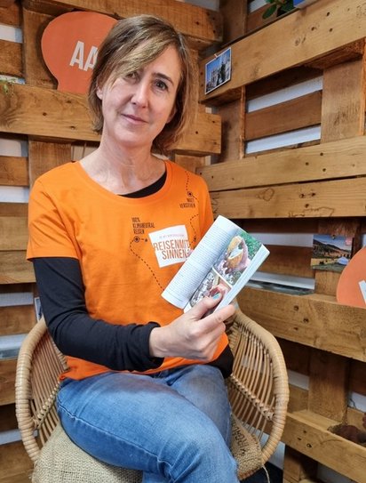 Eine Frau präsentiert ihr Buch