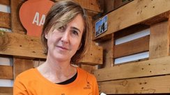 Eine Frau präsentiert ihr Buch