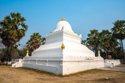 Ein weißer Stupa mit Kuppeldach in Laos