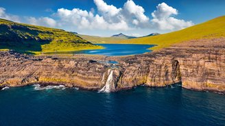 Ein 30 Meter hoher Wasserfall stürzt von einer Insel in den Atlantik