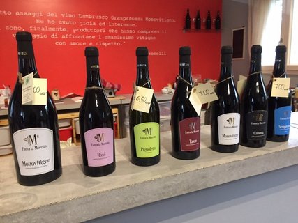 Verschiedene Weinflaschen zur Probe auf einer Theke in der Emilia Romagna 