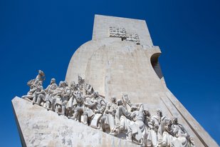 Das Entdeckerdenkmal im Stadtteil Belém in Lissabon Ein hohes Denkmal vor blauem Himmel