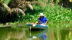 Ein Fischer im Boot auf dem Mekongdelta