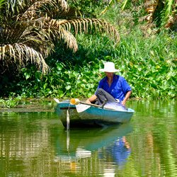 Ein Fischer im Boot auf dem Mekongdelta