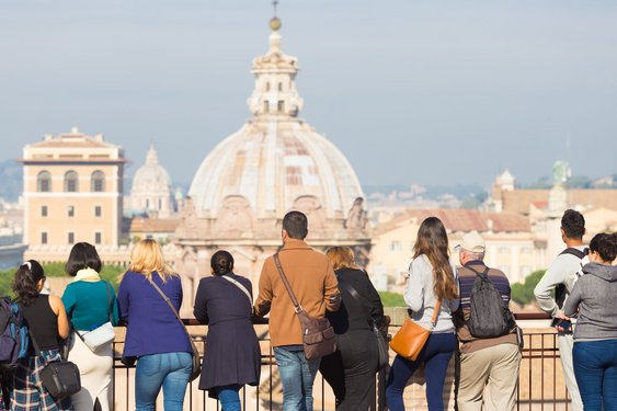 Eine Reisegruppe blickt auf die Vatikanstadt 