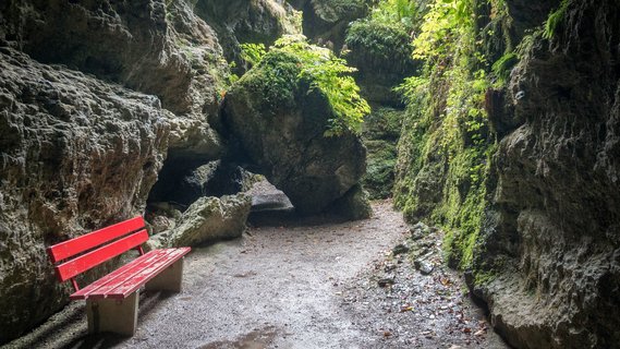 Eine Parkpank zwischen Felsen in der Fränkischen Schweiz.