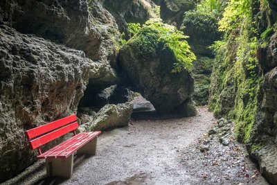 Eine Parkpank zwischen Felsen in der Fränkischen Schweiz.