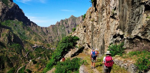 Wanderer von hinten auf einem Weg durch die Berglandschaft der kapverdischen Insel São Nicolau