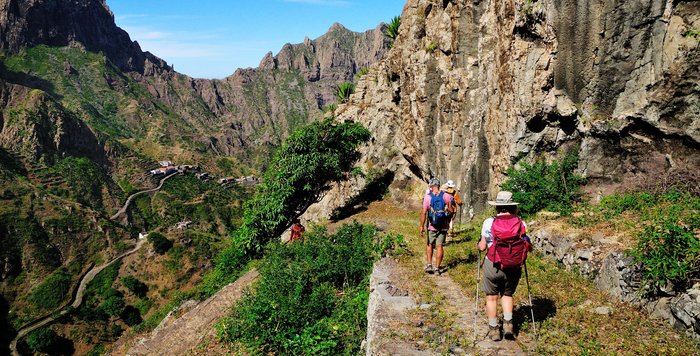 Wanderer von hinten auf einem Weg durch die Berglandschaft der kapverdischen Insel São Nicolau
