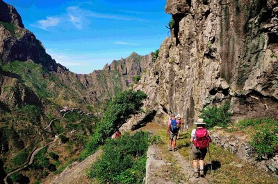Wanderer von hinten auf einem Weg durch die Berglandschaft der kapverdischen Insel São Nicolau