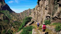 Wanderer von hinten auf einem Weg durch die Berglandschaft der kapverdischen Insel São Nicolau