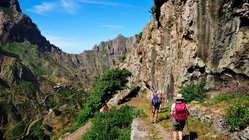 Wanderer von hinten auf einem Weg durch die Berglandschaft der kapverdischen Insel São Nicolau