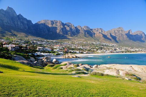 Der Vorort Camps Bay Häuser am Strand mit Gebirge im Hintergrund