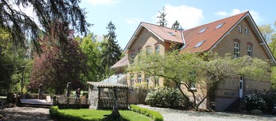 Blick auf das Hotel und ehemalige Jagdschloss Schlösschen Sundische Wiese