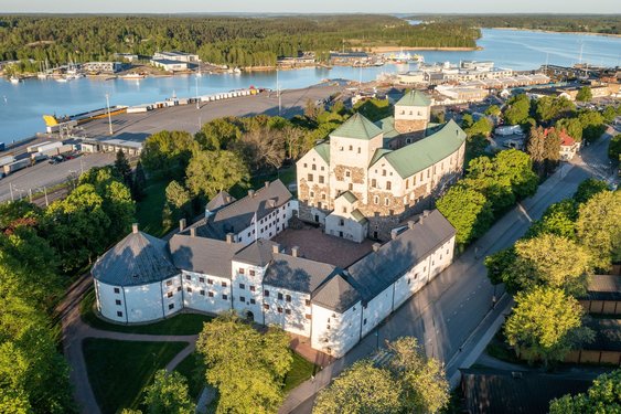 Aus der Vogelperspektive blickt man auf Schloss Turku.