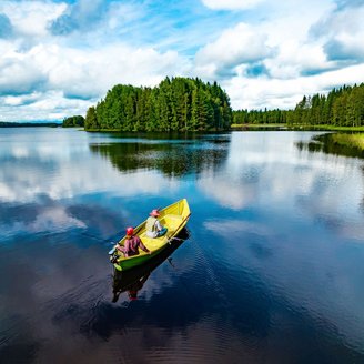 Ein Fischerboot treibt auf dem See in Finnland