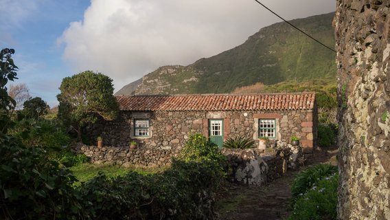 Die Unterkunft Aldeia da Cuada auf Flores von außen