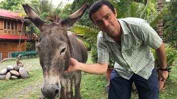 Reisen mit Sinnen-Reiseleiter Wolfgang Stoll, der neben einem Esel steht.